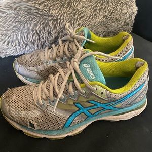 ASICS GT-2000 woman’s sneakers trashed
